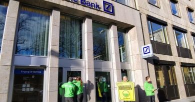 Protest gegen Greenwashing bei Deutsche Bank Filiale